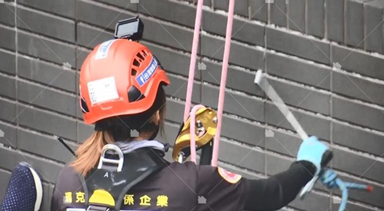 工程人員使用磁磚檢測棒在磁磚表面來回滑動敲擊判定磁磚是否滲水、脫落 工程人員使用磁磚檢測棒在磁磚表面來回滑動敲擊判定磁磚是否滲水、脫落