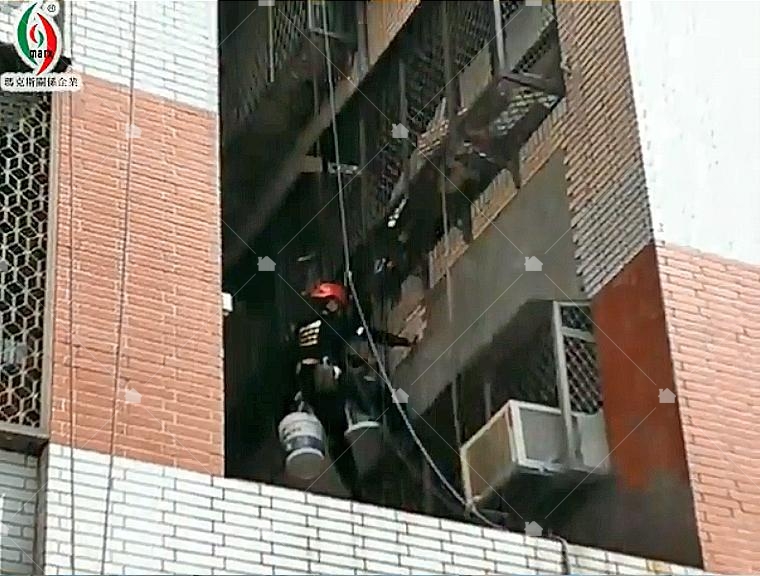 敲下膨拱部分後塗上水泥漿 敲下膨拱部分後塗上水泥漿