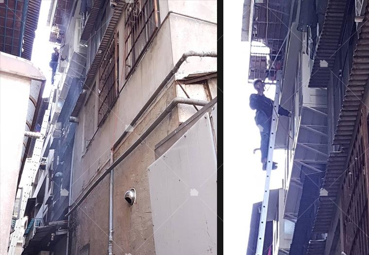 施作空間地形太過複雜,不適合高空繩索時,可使用15米拉梯作業。圖中為師傅清洗鳥兒弄髒的窗台。 施作空間地形太過複雜,不適合高空繩索時,可使用15米拉梯作業。圖中為師傅清洗鳥兒弄髒的窗台。
