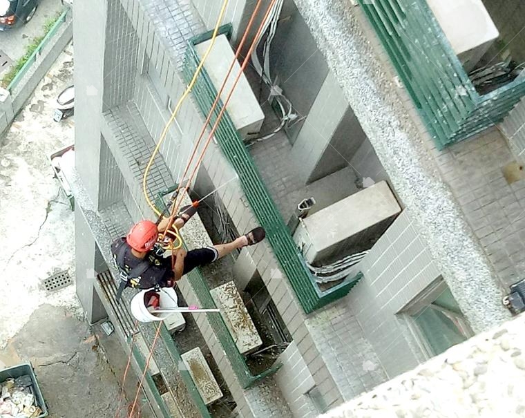以高空繩索方式清洗鳥兒弄髒的窗台,師傅上方部份為清洗後。 以高空繩索方式清洗鳥兒弄髒的窗台,師傅上方部份為清洗後。