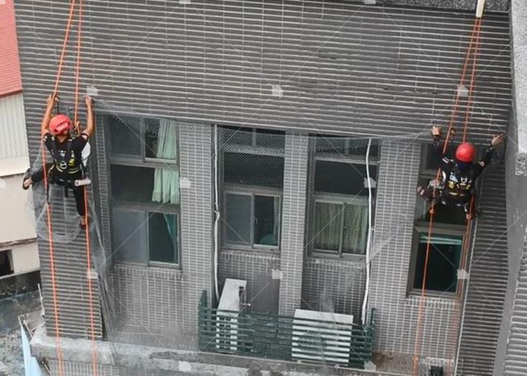 將防鳥網固定於建築物上 將防鳥網固定於建築物上