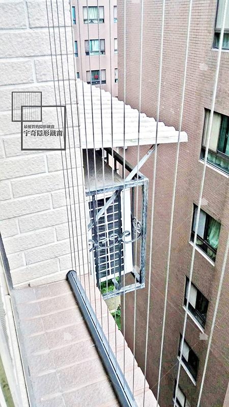 安裝在窗戶露台上( 宇奇隱形鐵窗作品 ) 安裝在窗戶露台上( 宇奇隱形鐵窗作品 )
