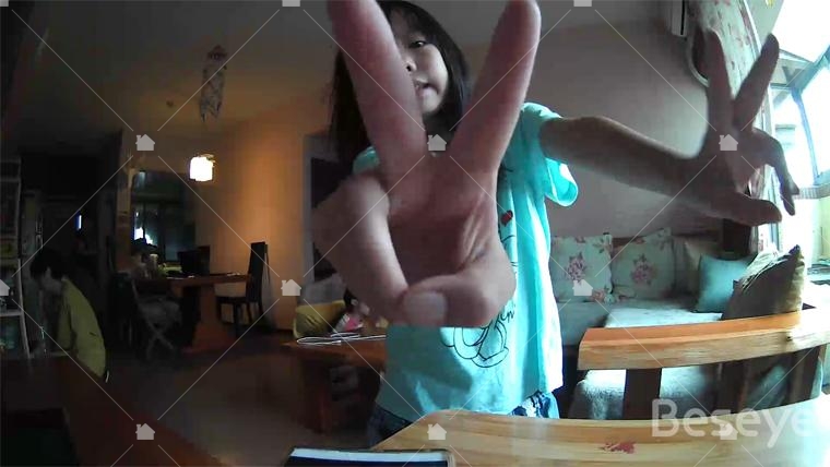 孩子調皮的跟Beseye擺Pose,因此留下可愛的身影,對媽媽來說應該算是意外撿到寶! 孩子調皮的跟Beseye擺Pose,因此留下可愛的身影,對媽媽來說應該算是意外撿到寶!